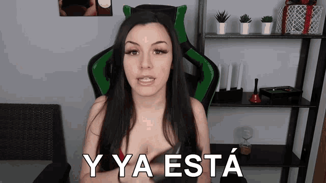 a woman sitting in a green chair with the words y ya esta on the bottom