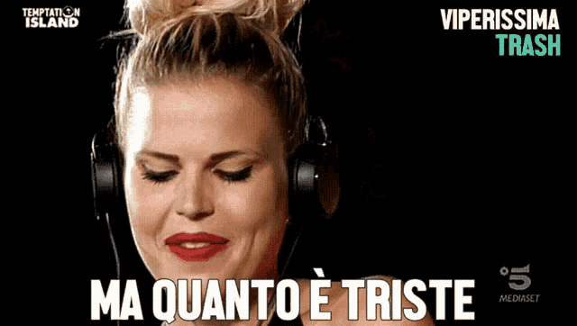 a woman wearing headphones with the words ma quanto e triste