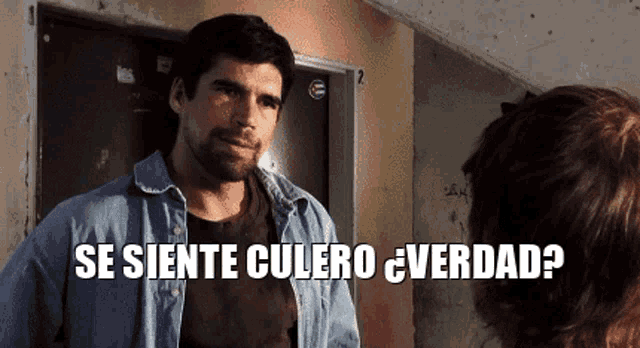 a man in a denim shirt is talking to a woman with the words se siente culero ¿ verdad written below him