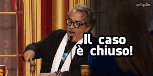 a man speaking into a microphone with the words il caso e chiuso behind him