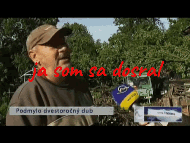 a man in a baseball cap stands in front of a sign that says ja som sadosral