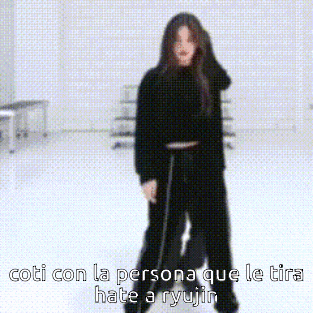 a woman in a black outfit is standing in a room with the words coti con la persona que le tira hate a ryujin above her