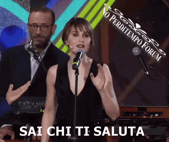 a woman singing into a microphone with the words sai chi ti saluta