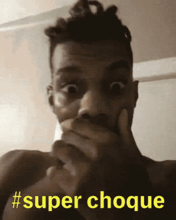 a man covering his mouth with his hand and the words #super choque written below him