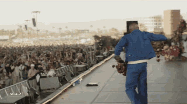 Throwing Flowers Vince Staples GIF - Throwing Flowers Vince Staples Coachella GIFs