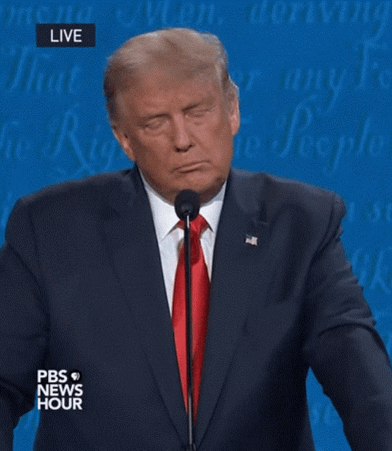 donald trump is speaking into a microphone and says ik geef de schuld aan joe