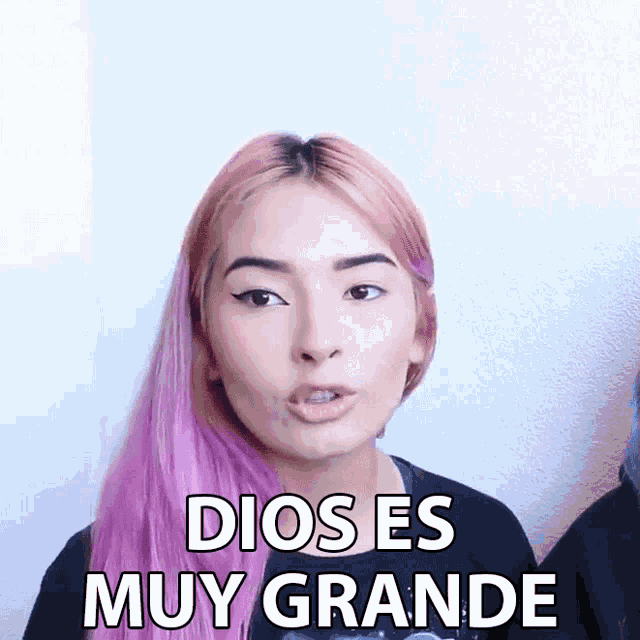 a girl with purple hair says dios es muy grande