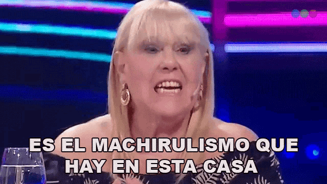 a woman says " es el machirulismo que hay en esta casa " in front of a glass of water