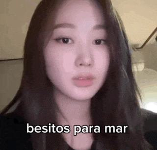 a close up of a woman 's face with the words besitos para mar .