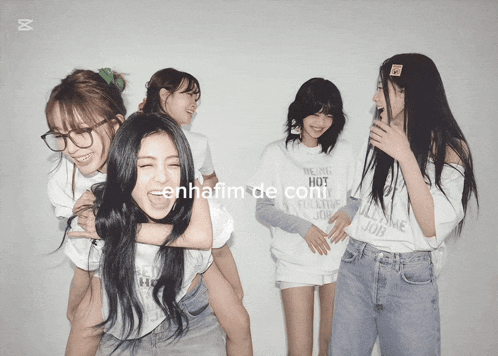 a group of girls are posing for a picture with the website enhafim.de.com