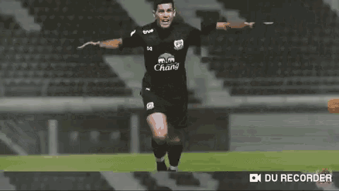 a soccer player wearing a black shirt that says chang on it