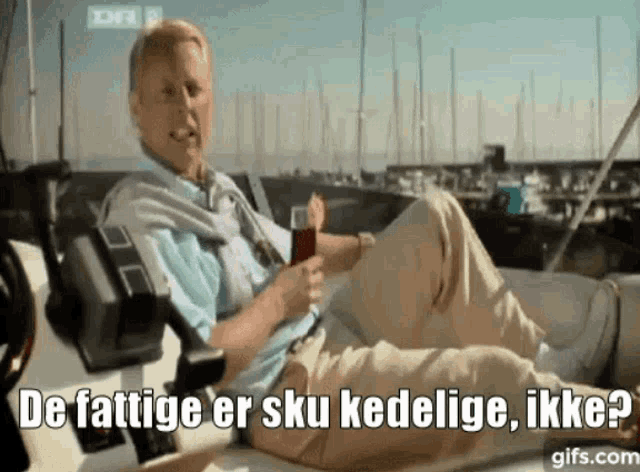 a man laying on a boat with the words de fattige er sku kedelige ikke