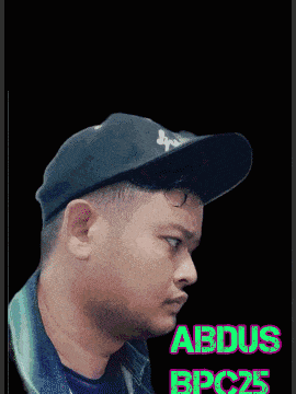 a man wearing a hat that says gue butuh dm !!!