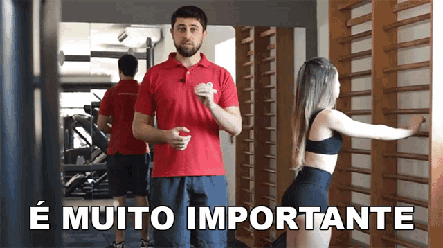 a man in a red shirt is standing next to a woman in a black bra and the words e muito importante are visible