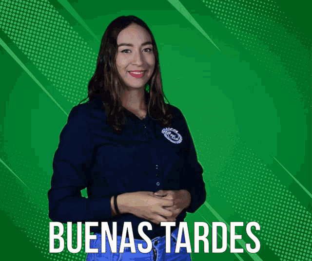 a woman in a blue shirt stands in front of a green background that says buena tardes