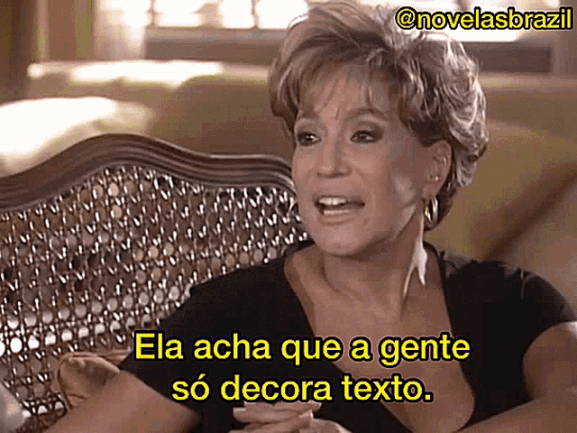 a woman is sitting in a chair with the words ela acha que a gente so decora texto above her