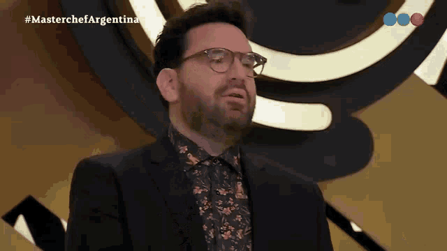 a man with glasses and a beard is on a television show called master chef argentina
