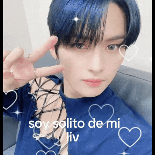 a boy with blue hair is giving a peace sign with the words soy solito de mi liv