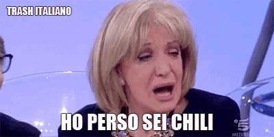 a woman with blonde hair is screaming and says ho pesso sei chili