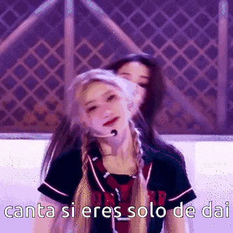 two girls are standing next to each other with the words canta si eres solo de dai written on the bottom .
