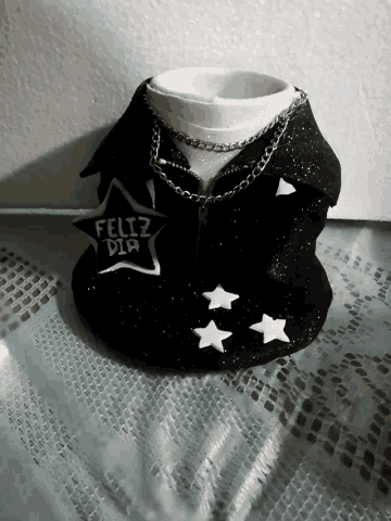 a black item that says feliz dia on the front