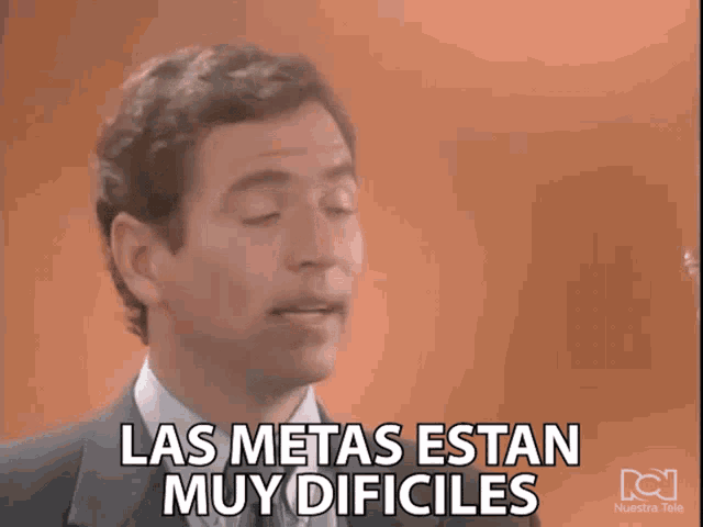 a man in a suit is saying las metas estan muy difíciles