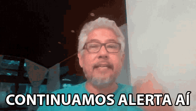a man wearing glasses says continuamos alerta ai