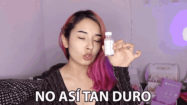 a woman with pink hair is holding a bottle and says " no así tan duro "