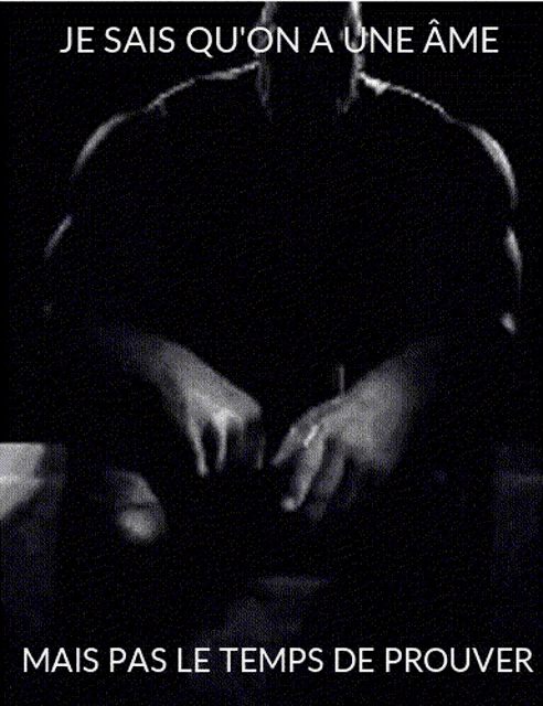a black and white photo of a man with the words je sais qu'on a une ame on the bottom