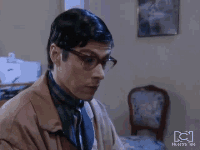 a man wearing glasses says como es eso