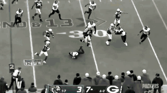 a football game between the green bay packers and the jaguars