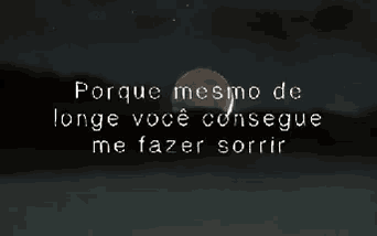 a picture of a full moon with the words " porque mesmo de longe voce consegue me fazer sorrir "