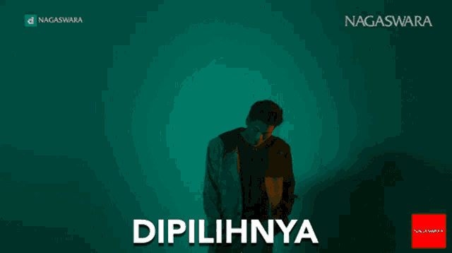 a man is standing in front of a green wall and the word dipilihnya is on the bottom right