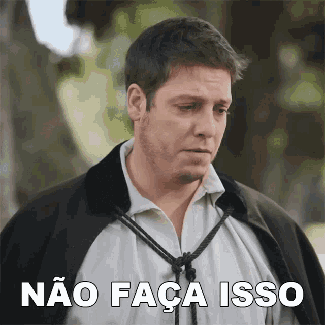 a man with a rope around his neck and the words não faca isso on the bottom