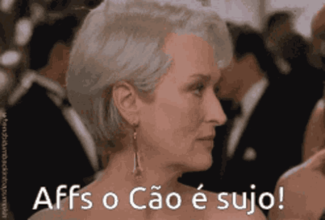a woman says affs o cao e sujo in a crowd of people