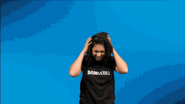 a woman wearing a shirt that says sammobile on it