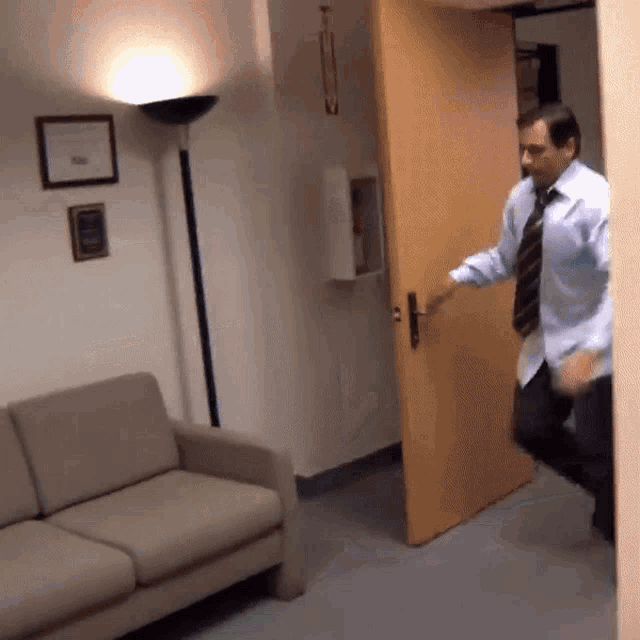 Michael Scott, da série The Office, fazendo parkour no escritório.