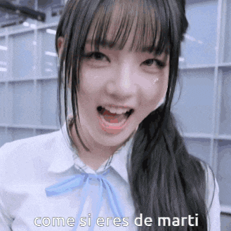 a girl with her mouth open and the words come si eres de marti written below her