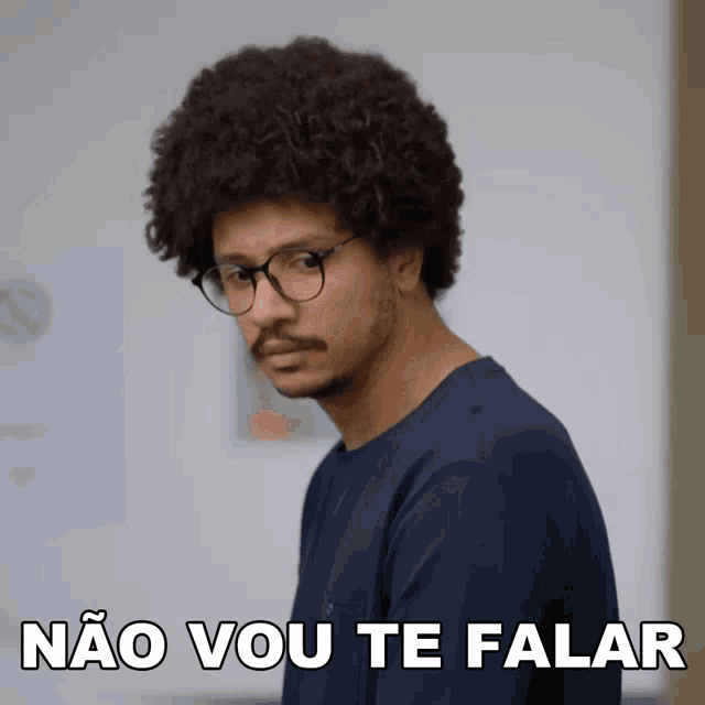 a man with an afro and glasses says não vou te falar in white letters