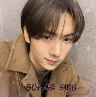 a close up of a person 's face with the words soy de niko written on it