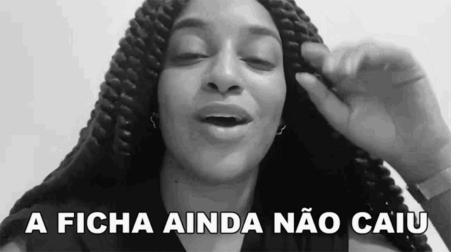 a black and white photo of a woman with the words a ficha ainda não caiu