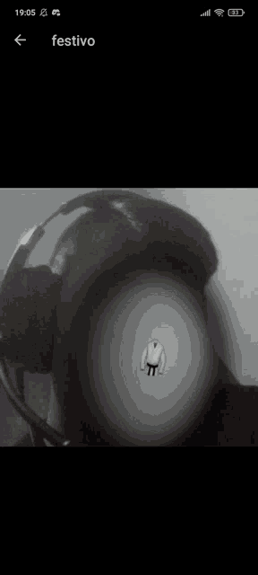a picture of a person wearing headphones with the word festivo on the bottom right