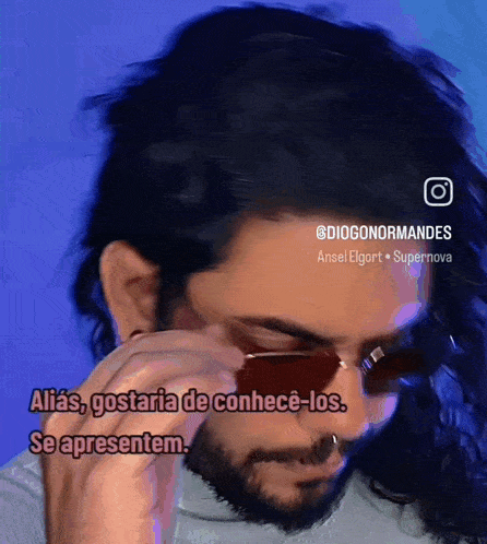 a man wearing sunglasses has a caption that says " alias gostaria de conhece-los se apresentam "