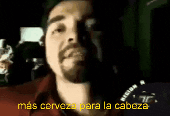 a man with a beard says mas cerveza para la cabeza in spanish