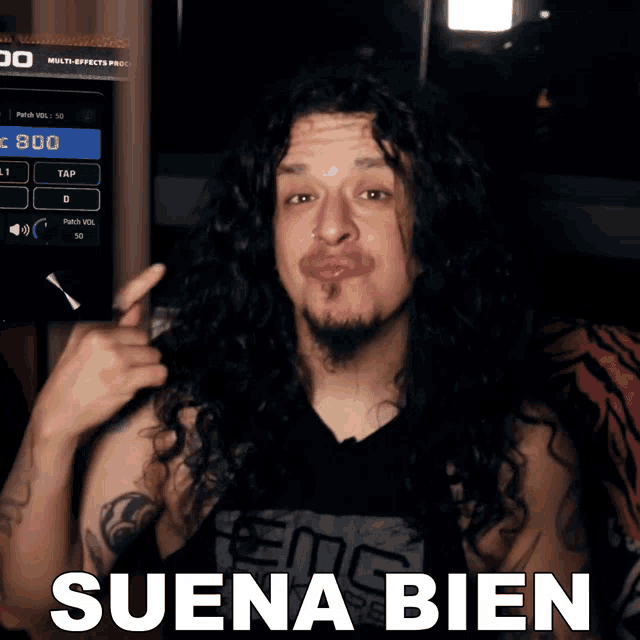 a man with long curly hair is making a funny face and the words suena bien are above him