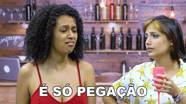 two women are standing next to each other with e so pegacao written on the bottom of the image