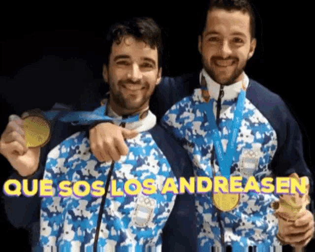 two men are posing for a picture with medals around their necks and the caption says que sos los andreasen .