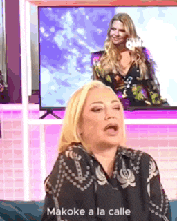a woman is sitting in front of a television with the words makoke a la calle on the bottom
