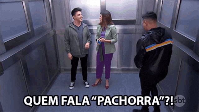 a man and a woman standing in an elevator with the words quem fala pachorra written on the bottom