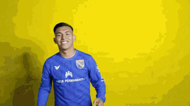 a man in a blue shirt with the word permanente on the front
